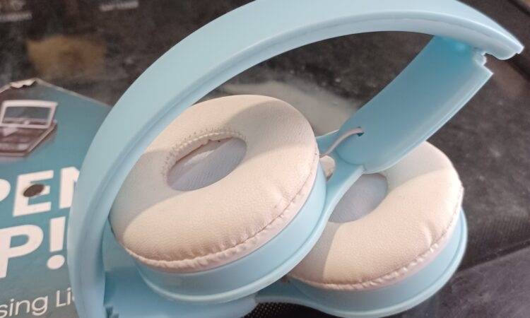 Efokeke | YO8 Macaron Wireless Bluetooth Headset Foldable Sports Over-ear Headphones Gift (Blue)